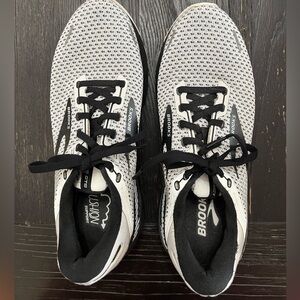 Brooks Adrenaline GTS 22 Black and White Sneakers